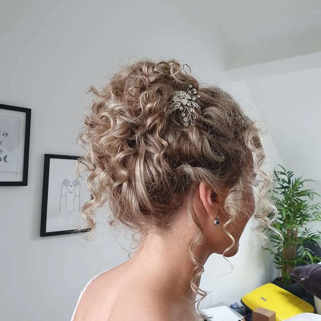 21.Messy Updo with A Chignon